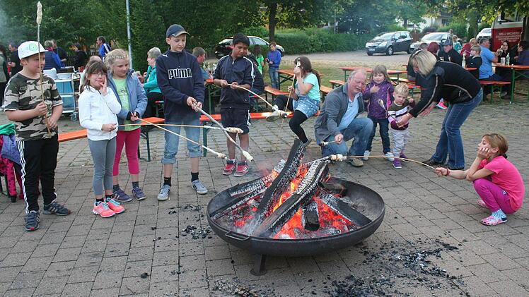 Stockbrot war der Renner bei den kleinen Gästen. Foto: Evi Seeger