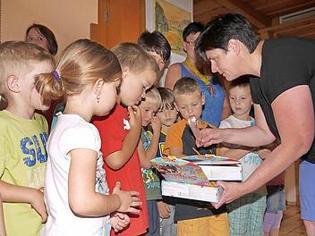 Weil auch sie ihren Teil zum guten Gesamteindruck bei der Jury zum Bezirksentscheid von "Das schönere Dorf" beigetragen haben, bekamen die Lahmer Kindergarten-Kinder am Freitag von Marion Alt ein Eis als Belohnung. Fotos: Berthold Köhler