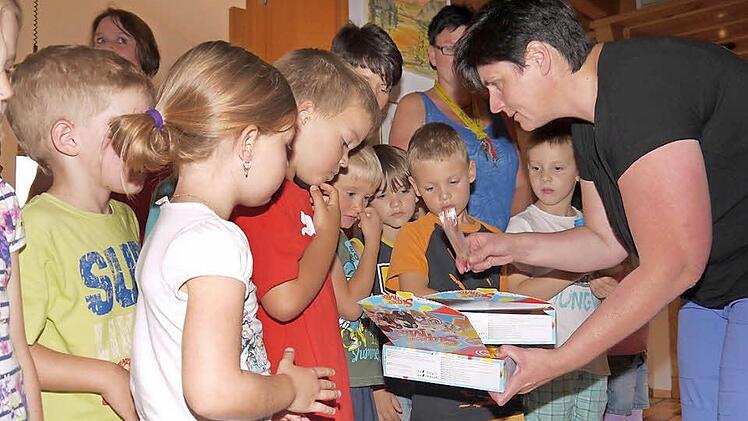 Weil auch sie ihren Teil zum guten Gesamteindruck bei der Jury zum Bezirksentscheid von "Das schönere Dorf" beigetragen haben, bekamen die Lahmer Kindergarten-Kinder am Freitag von Marion Alt ein Eis als Belohnung. Fotos: Berthold Köhler