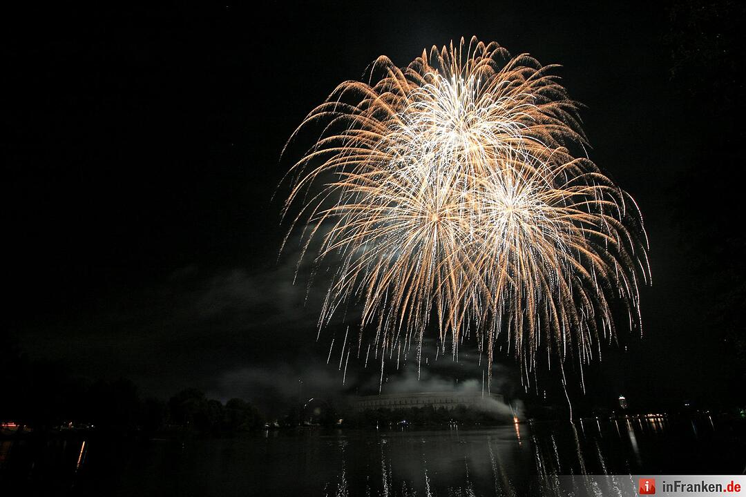 Abschlussfeuerwerk beim Nürnberger Volksfest