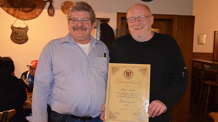Karl Füller (rechts) wurde für seine Verdienste für den Verein SKK "Germania" Gauaschach vom Vorsitzenden Harald Reuter zum Ehrenmitglied ernannt. Foto: Jana Keul