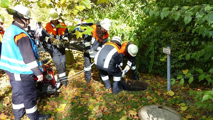 Die Feuerwehr Marienweiher geht an der Entnahmestelle des Löschweihers  in Stellung. Foto: Klaus-Peter Wulf