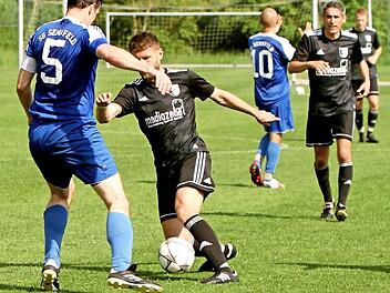 TV Haßfurt - Sportfreunde Steinbach. Mit dem Heimsieg gegen die SG Sennfeld brachten sich die Steinbacher um Besart Isufi (2. von links) und Spielertrainer Stefan Seufert (rechts) in Stellung. Am Samstag können sie beim TV Haßfurt die Relegation eintüten. Foto: Günther Geiling