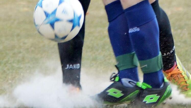 Kein Grün mehr zu sehen: Viele Fußballplätze der Region sind regelrecht ausgemergelt und staubtrocken. Foto: Günther Czepera