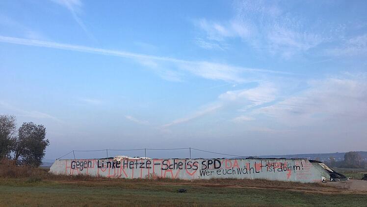 So sah die Wand vorher aus: Ein Schandfleck, der immer wieder Ziel von Schmierereien wurde.