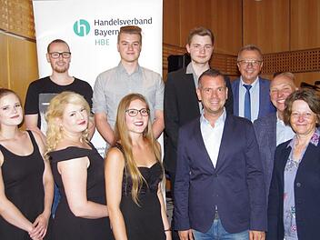 Die Prüflinge (hinten von links) Jonas Zinnheimer (Aldi Bad Kissingen), Paul Springer (Expert Bad Kissingen), Dennis Braun (Norma Maßbach), Vorne (von links) Julia Schröder (Expert Bad Kissingen), Isabell Keßler (Edelsteinstudio Bad Kissingen), Jessica Sawas (Netto-Marken-Discout Bad Bocklet) sowie Emil Müller, Anton Schick, Karin Maywald und Ralf Ludewig.  Foto: Klaus Werner