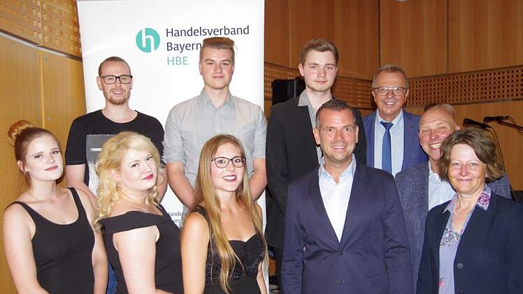 Die Prüflinge (hinten von links) Jonas Zinnheimer (Aldi Bad Kissingen), Paul Springer (Expert Bad Kissingen), Dennis Braun (Norma Maßbach), Vorne (von links) Julia Schröder (Expert Bad Kissingen), Isabell Keßler (Edelsteinstudio Bad Kissingen), Jessica Sawas (Netto-Marken-Discout Bad Bocklet) sowie Emil Müller, Anton Schick, Karin Maywald und Ralf Ludewig.  Foto: Klaus Werner