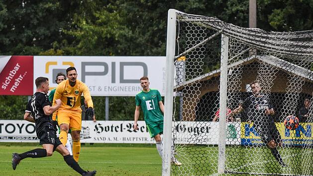 So kann es f&uuml;r die Sander auch beim FC Eintracht Bamberg gehen: Philipp Markoff (links) musste nach der Vorlage von Thorsten Schlereth nur noch den Fu&szlig; hinhalten, um das 1:1 zu erzielen. Die Ammerthaler um Torwart Christopher Sommerer k&ouml;nnen nur tatenlos zuschauen. Foto: Helen Evans