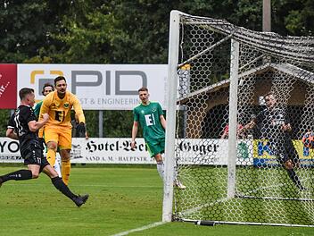 So kann es für die Sander auch beim FC Eintracht Bamberg gehen: Philipp Markoff (links) musste nach der Vorlage von Thorsten Schlereth nur noch den Fuß hinhalten, um das 1:1 zu erzielen. Die Ammerthaler um Torwart Christopher Sommerer können nur tatenlos zuschauen. Foto: Helen Evans