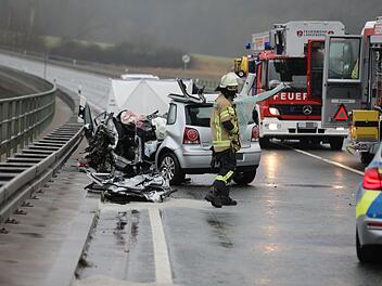 Frontalzusammensto&szlig; zwischen Gliederzug und Kleinwagen auf der B8: Autofahrer verstorben