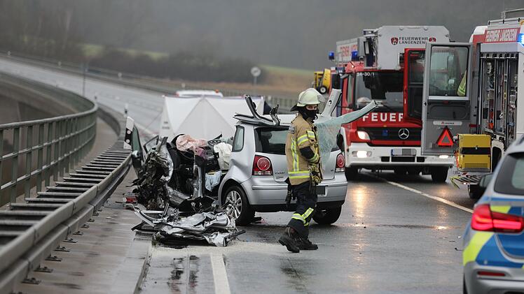 Frontalzusammenstoß zwischen Gliederzug und Kleinwagen auf der B8: Autofahrer verstorben