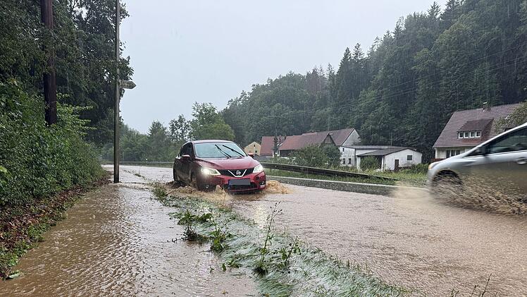 Unwetter ziehen über Franken: Unfälle und Überschwemmungen am Samstag