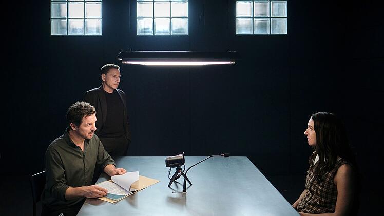 Thorsten Lannert (Richy M&uuml;ller) und Sebastian Bootz (Felix Klare, links) vernehmen Pony H&uuml;bner (Kim Riedle).