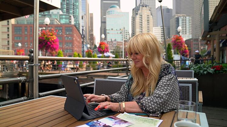 Hartn&auml;ckig recheriert Julia Leischek Anhaltspunkte, wo sich Vermisste befinden k&ouml;nnten.