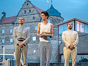 Premiere auf der Festung: Zwischen Freiheit und Vorschriften