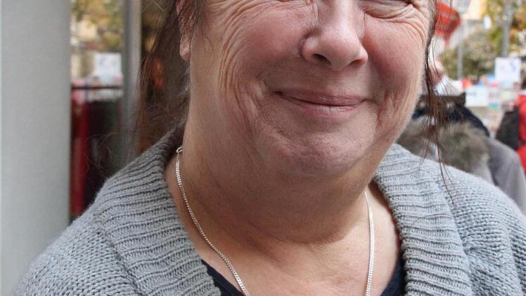 Elke Glanzer, Kundin:  "Ich habe eine Gaststätte. Der frühe Ladenschluss bei Supermärkten ist für mich schwierig.   Ich darf bei der Planung nichts vergessen. Spontan noch etwas einkaufen ist abends nicht drin. Im Ausland gibt es ja auch schon Läden, die rund um die Uhr geöffnet haben.  In Amerika zum Beispiel.  Das finde ich sehr gut. Hier in Bayern ist das längst überfällig. Dennoch sollte jeder Ladeninhaber selbst bestimmen dürfen, wie lange er offen hat."