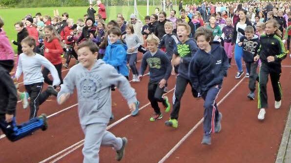 Los geht's: Die Realschüler starten zum Sponsorenlauf für das grüne Klassenzimmer. Foto: Katharina Müller-Sanke