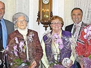 Für ihre naturnah gestalteten Anwesen wurden drei Familien bei der Hauptversammlung des Gartenbau- und Ortsverschönerungsvereins Rugendorf mit den Modeln des Landkreises ausgezeichnet. Von links: Vorsitzender Hermann Dippold, Bürgermeister Ralf Holzmann, Hildegard Baudler aus Feldbuch, Helga Weiske aus Eisenwind, Kreisvorsitzenden Günter Reif und Achim Löffler aus Rugendorf. Foto: Klaus-Peter Wulf