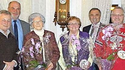 Für ihre naturnah gestalteten Anwesen wurden drei Familien bei der Hauptversammlung des Gartenbau- und Ortsverschönerungsvereins Rugendorf mit den Modeln des Landkreises ausgezeichnet. Von links: Vorsitzender Hermann Dippold, Bürgermeister Ralf Holzmann, Hildegard Baudler aus Feldbuch, Helga Weiske aus Eisenwind, Kreisvorsitzenden Günter Reif und Achim Löffler aus Rugendorf. Foto: Klaus-Peter Wulf