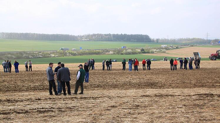 Überall stehen kleine Gruppen zusammen, die Landwirte diskutieren das Gesehene.