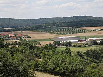 Auf der freien Fläche links neben dem bestehenden Logistikzentrum soll das neue gebäude entstehen.  Foto: Helmut Will