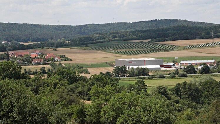 Auf der freien Fläche links neben dem bestehenden Logistikzentrum soll das neue gebäude entstehen.  Foto: Helmut Will