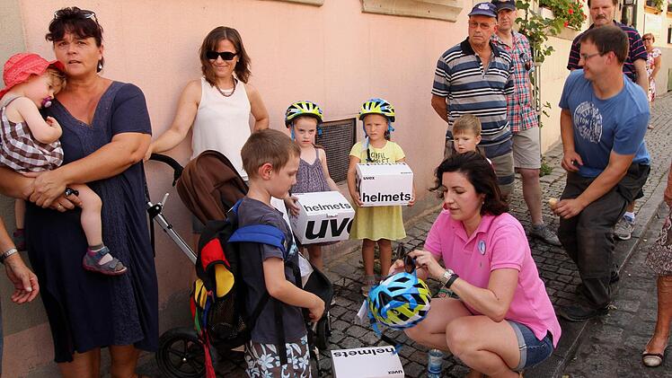 In Zeil überreichte Dorothee Bär Kindern Fahrradhelme. Fotos: Günther Geiling