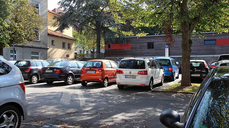 Auf dem Gem&uuml;semarkt in Coburg sind immer alle verf&uuml;gbaren Parkpl&auml;tze besetzt. Foto: Nelly Ritz