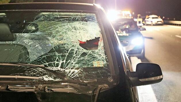 Nach einem Streit hielt ein Pärchen auf der A70 auf dem Standstreifen an. Der Mann stieg aus und wurde bei der Rückkehr zum Auto tödlich verletzt. NEWS5 / Merzbach