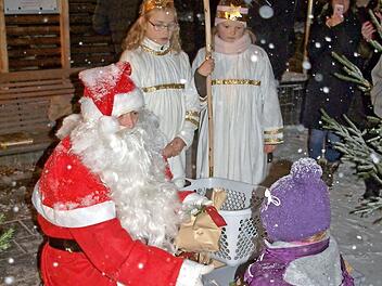 Der Nikolaus beschenkte mit seinen Engeln beim Nikolausmarkt in Steinwiesen die Kinder. Foto: Susanne Deuerling