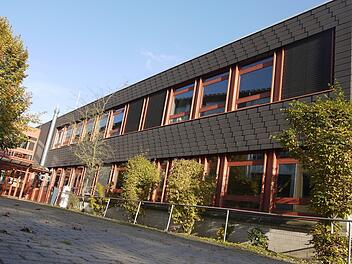 Der Beta-Bau des Neustadter Arnold-Gymnasiums wird, wenn alles glatt läuft, im kommenden Jahr saniert.  Mindestens 5,5 Millionen Euro stehen dafür als Kosten im Raum.