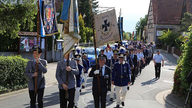 Die Musikkapelle aus Poxdorf gab den Takt an für den Festzug auf dem Weg zum Kriegerdenkmal.
