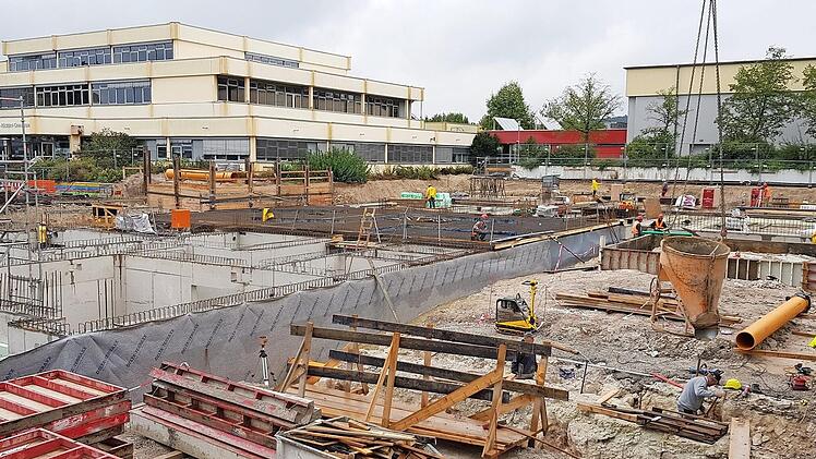 Der Neubau am Friedrich-Rückert-Gymnasium kommt gut voran. Das Kellergeschoss ist fertig und Teile des Bodens zum Erdgeschoss bereits gegossen. Die Ausdehnung des Neubaus lässt sich somit gut erkennen.