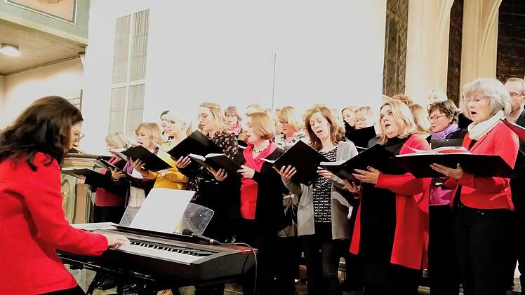 Riesigen Zuspruch fand das nachweihnachtliche Konzert mit dem Chor Unerhört unter Leitung von Antoinetta Bafas in der Coburger Heilig-Kreuz-Kirche.Foto: Jochen Berger