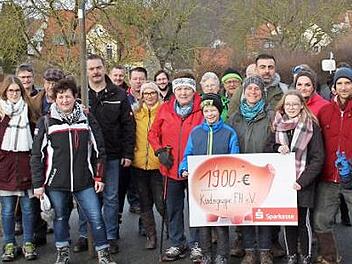 Ortspitz hat nur gut 100 Einwohner, aber die halten zusammen und bewegen was. Drei Familien und die Feuerwehr haben an den Adventssonntagen Adventsfenster organisiert, Speisen und Getränke privat finanziert und für einen guten Zweck gespendet. Nun wurden über 1900 Euro an Nina Devries von der Kindergruppe des Erlangener Frauenhauses übergeben. Foto: privat