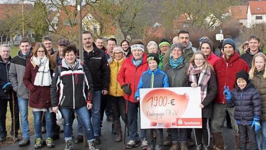 Ortspitz hat nur gut 100 Einwohner, aber die halten zusammen und bewegen was. Drei Familien und die Feuerwehr haben an den Adventssonntagen Adventsfenster organisiert, Speisen und Getränke privat finanziert und für einen guten Zweck gespendet. Nun wurden über 1900 Euro an Nina Devries von der Kindergruppe des Erlangener Frauenhauses übergeben. Foto: privat