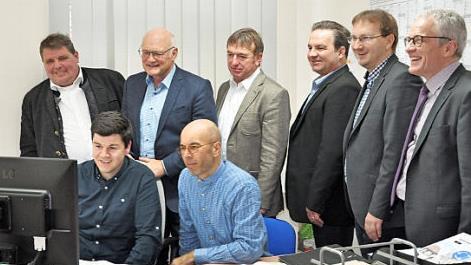 Philipp Lurz (links vorne) wird von Matthias Hirschm&uuml;ller eingelernt. Die B&uuml;rgermeister von sechs der sieben Allianz-Gemeinden sehen zu.  Foto: ms