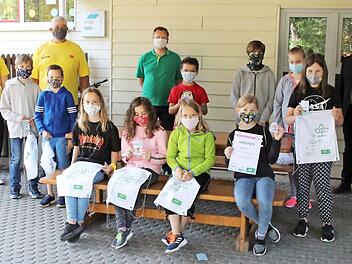 Nach der Übergabe der Geschenke und Schwimmscheine: (von links) Schwimmlehrer der DLRG Robert Willm, Katja Krause, Volker Thormälen, Stephan Preisz von der AOK Coburg und Schulleiterin Heike Witzgall (rechts) mit Kindern, die an der Aktion "Sicher Schwimmer" teilgenommen hatten.  Foto: Roland Dietz