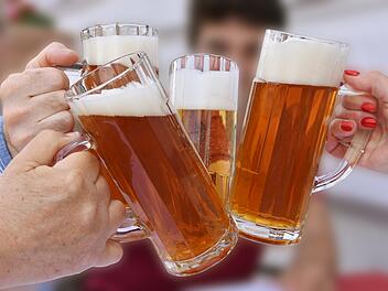 Bier, Biergarten, Anstoßen