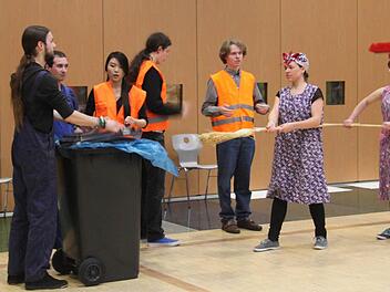 Der absolute Höhepunkt des Abends: Das Projekt Musik und Bewegung hat sich eine "Sauberei in drei Bildern" vorgenommen und machte auf Putzeimern, mit Mülltonnen, Besen und anderen Müllutensilien Musik: witzig!  Foto: Sonja Adam