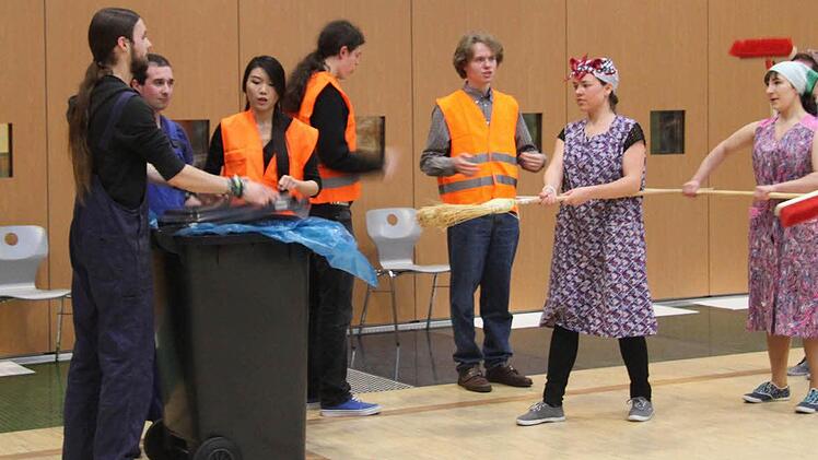 Der absolute Höhepunkt des Abends: Das Projekt Musik und Bewegung hat sich eine "Sauberei in drei Bildern" vorgenommen und machte auf Putzeimern, mit Mülltonnen, Besen und anderen Müllutensilien Musik: witzig!  Foto: Sonja Adam