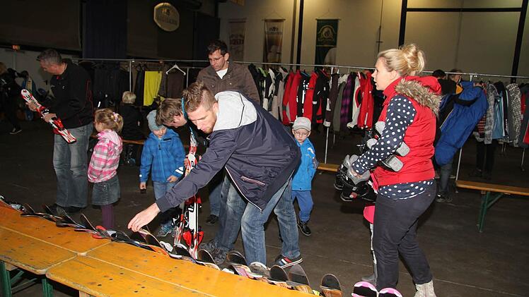 Kleidung, Skier, Schuhe - alles, was man zum Wintersport braucht, gab es bei der Skibörse der Naturfreunde Kulmbach.