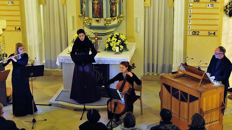 Hommage an Händel (von links): Hannah Liebler (Querflöte), Stephanie Krug (Sopran), Johanna Eras (Cello) und Dekanatskantor Ingo Hahn (Orgel) beim zweiten Abend der Kulmbacher Kirchenmusiktage in der Spitalkirche  Foto: Stephan Herbert Fuchs