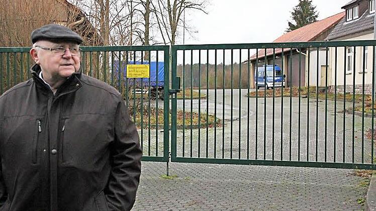 So ganz glücklich ist Altbürgermeister Siegfried Erhard nicht darüber, dass das THW jetzt von der Waldsiedlung nach Bad Kissingen zieht. "Durch einen Leerstand mehr wird es nicht attraktiver."  Foto: Anja Greiner