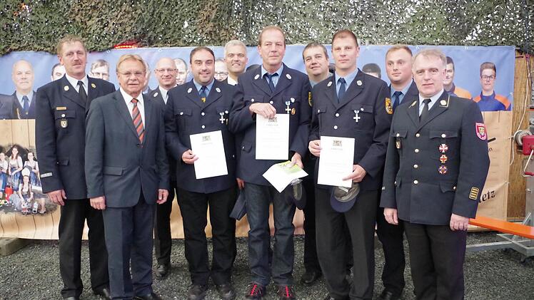 Michael Lemnitzer (8. v. l.) und Markus Stauch (4. von links) wurden mit dem staatlichen Ehrenzeichen in Silber für 25 Jahre aktiven Dienst ausgezeichnet. Ulrich Kretschmann (6. v. l. ) erhielt sogar das Ehrenzeichen in Gold, da er seit 40 Jahren aktiven Feuerwehrdienst leistet. Foto: Veronika Schadeck