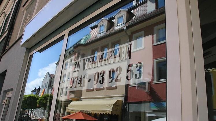 Rund um den Bad Brückenauer Kirchturm stehen jede Menge Läden und Gaststätten leer. An den Mieten liegt es laut Matthias Jost vom Haus- und Grundbesitzerverein Bad Brückenau aber nicht. Foto: Ralf Ruppert