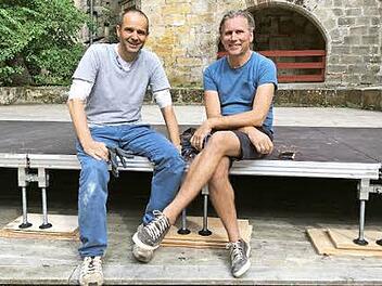 Nico Jilka und Wolfgang Krebs können den Freitag kaum erwarten: Alles ist für den Beginn der Schlossfestspiele vorbereitet. Foto: Müller-Sanke