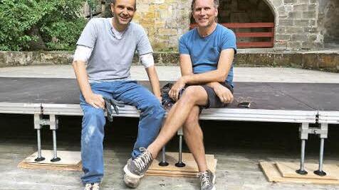 Nico Jilka und Wolfgang Krebs können den Freitag kaum erwarten: Alles ist für den Beginn der Schlossfestspiele vorbereitet. Foto: Müller-Sanke
