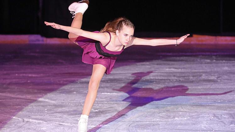 Mit ihrer Anmut und Eleganz begeisterten die Eiskunstläufer bei der traditionellen Eisgala des ESC. Foto: Georg Kaczmare