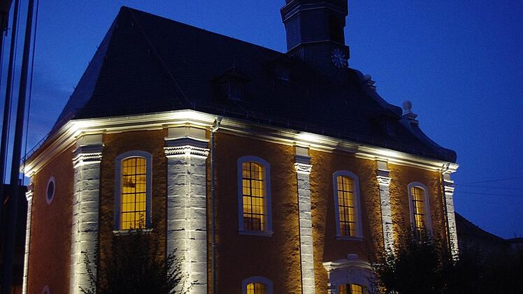 Die Unterrodacher Kirche wird ab sofort jedes Wochenende illuminiert.  Foto: Heike Schülein